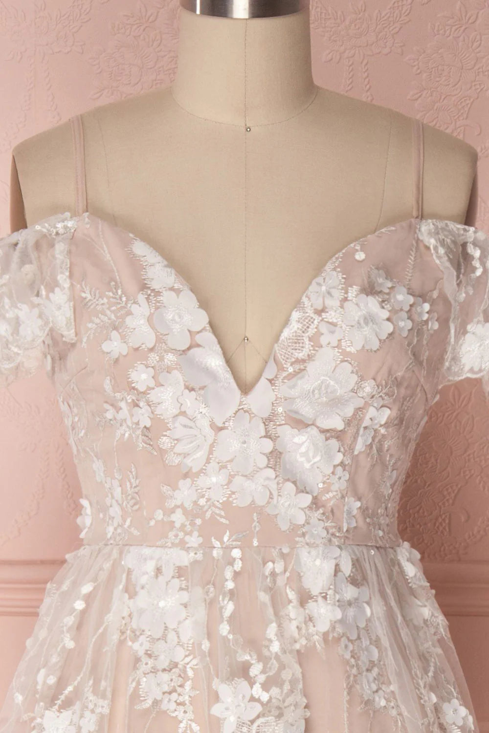 Langes Ballkleid aus Tüllspitze mit Herzausschnitt